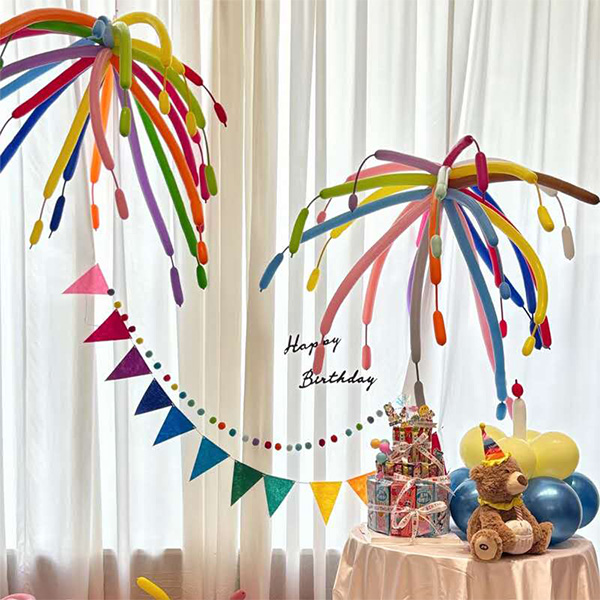 Fyrverkerier modellerar ballonger